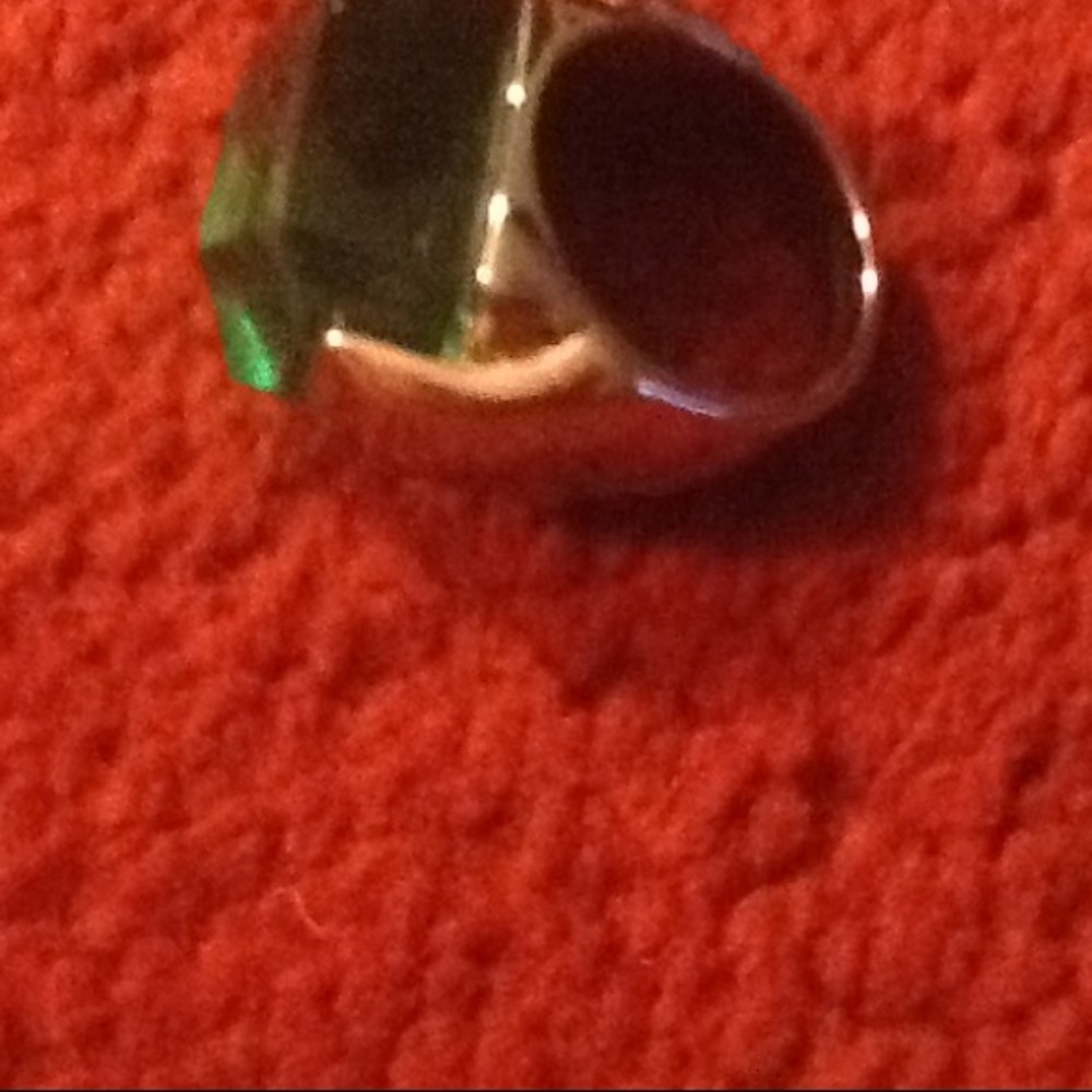 Size 8 silver tone with green stone - Picture 3 of 5